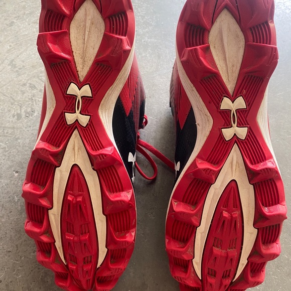 Under Armour Football Cleats - Boys size 6Y - Picture 3 of 4